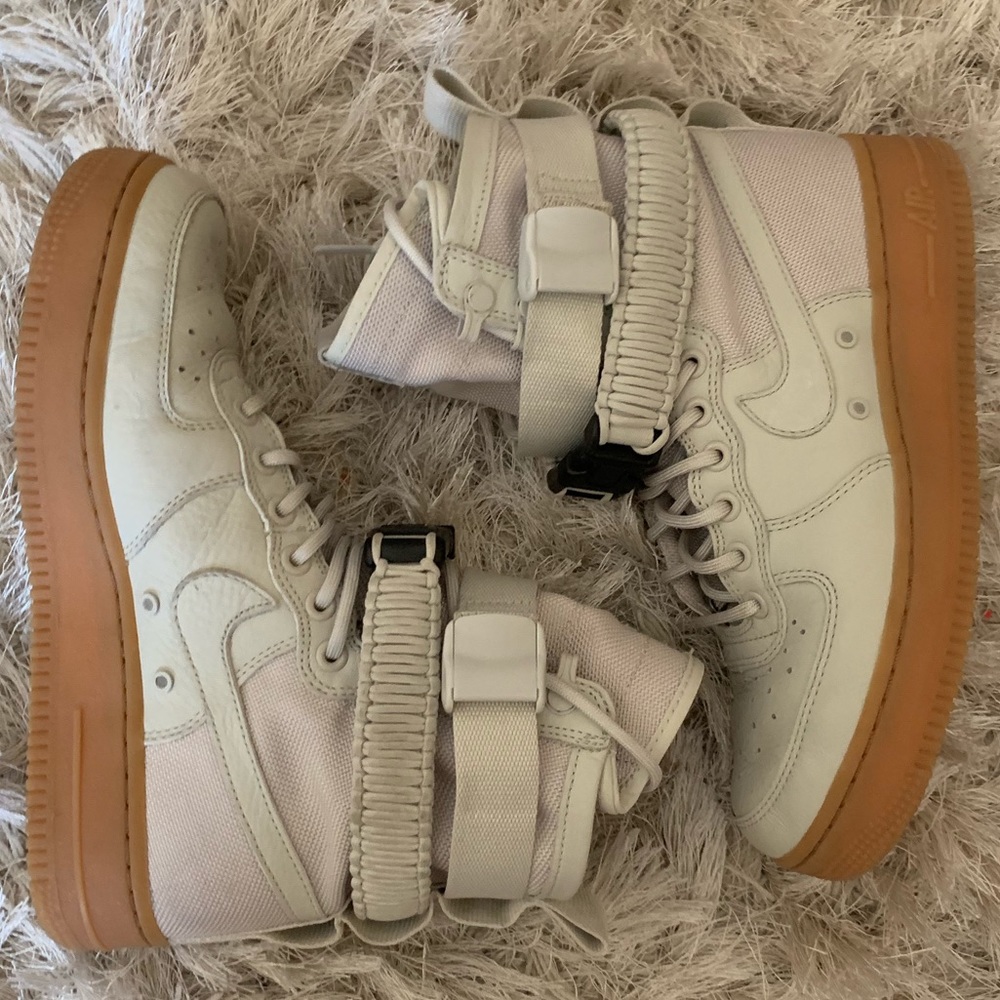 NIKE SF AF1 AIR FORCE 1 SIZE 8 WOMANS SNEAKER EUC